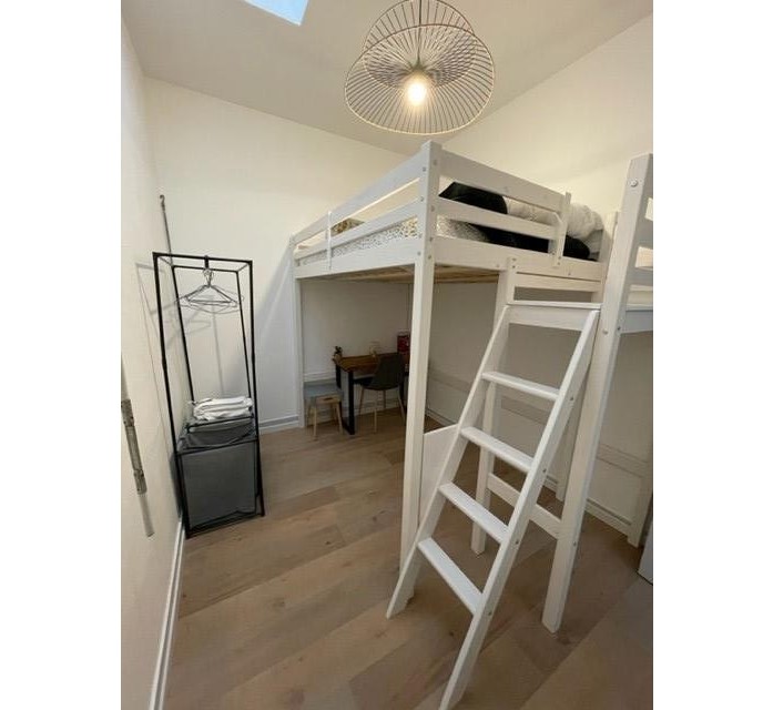 ChambreColocation - 1er étage - 9 m2 - Meublé