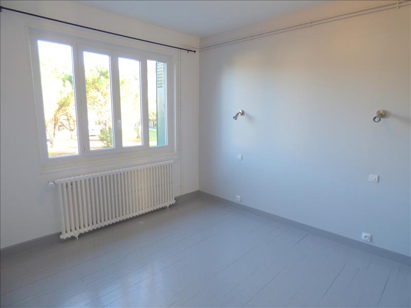 Appartement - 1er étage - 75 m2 - 3 pièces - Non meublé
